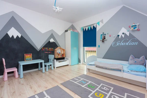 Dětská Ložnice Pro Chlapce Dívka Malovanými Horami Stěnách — Stock fotografie