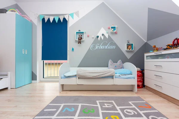 Kinderzimmer Für Einen Jungen Und Ein Mädchen Mit Bemalten Bergen — Stockfoto
