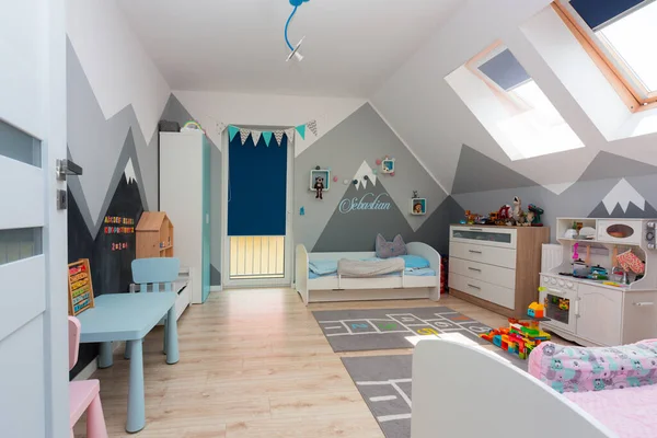 Sypialnia Dla Dzieci Dla Chłopca Dziewczynki Malowanymi Górami Ścianach — Zdjęcie stockowe