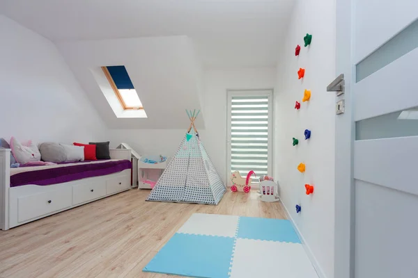 Kinderspielzimmer Mit Kletterwand Und Zelt — Stockfoto