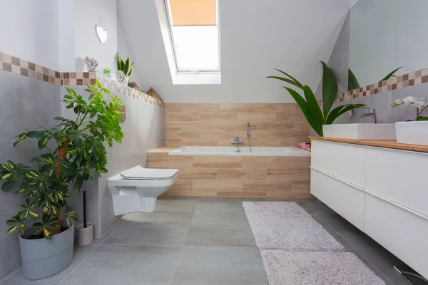 带有灰色瓷砖和木制装饰的现代浴室内部 — 图库照片