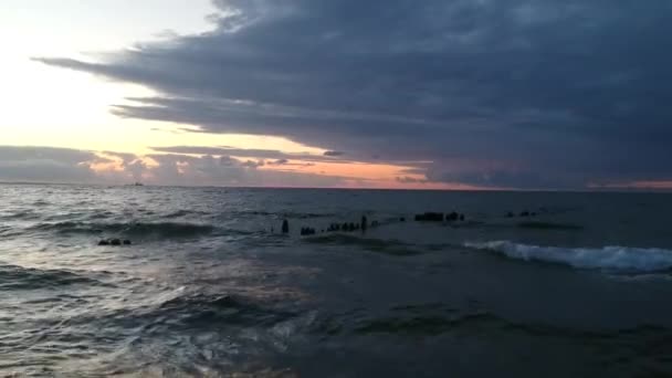 波兰格但斯克波罗的海海滩上美丽的落日 — 图库视频影像