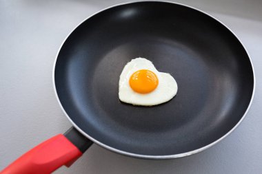 Tavada kalp şeklinde sahanda yumurta.