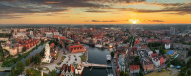 Günbatımında muhteşem mimarisi olan Gdansk 'taki eski şehrin havadan görünüşü, Polonya