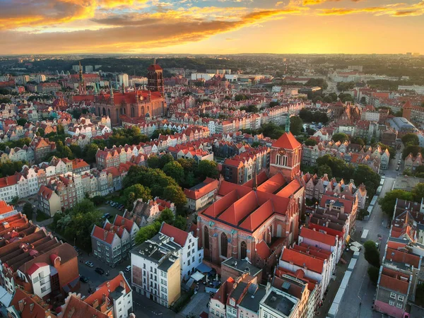 Letecký Pohled Staré Město Gdaňsku Úžasnou Architekturou Při Západu Slunce — Stock fotografie