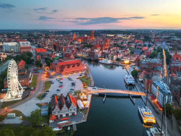 Flygfoto Över Gamla Stan Gdansk Med Fantastisk Arkitektur Vid Solnedgången — Stockfoto