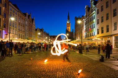 Gdansk, Polonya - 17 Temmuz 2020: Polonya 'nın Gdansk kentindeki Long Market' te alacakaranlıkta ateş dansı