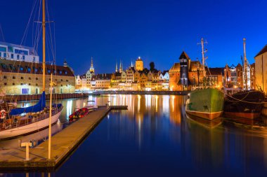 Gdansk 'taki tarihi iskele vinci Motlawa nehrinin üzerinde, Polonya.