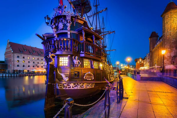 Παλιά Πόλη Του Γκντανσκ Πειρατικό Πλοίο Νύχτα Πολωνία — Φωτογραφία Αρχείου