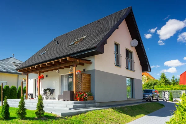 Una Moderna Casa Unifamiliare Con Giardino Nel Paesaggio Estivo — Foto Stock