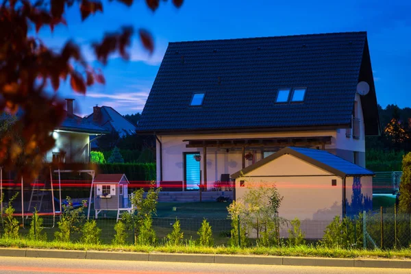 Uma Moderna Casa Família Com Jardim Noite — Fotografia de Stock