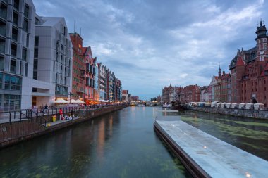 Gdansk, Polonya - 2 Ağustos 2020: Motlawa Nehri üzerindeki yeni bir köprüden alacakaranlıkta eski Gdansk kasabasının inanılmaz mimarisi. Polonya
