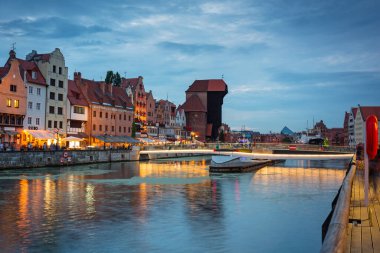 Gdansk, Polonya - 2 Ağustos 2020: Motlawa Nehri üzerinde yeni bir köprü ile eski Gdansk kasabasının şaşırtıcı mimarisi. Polonya