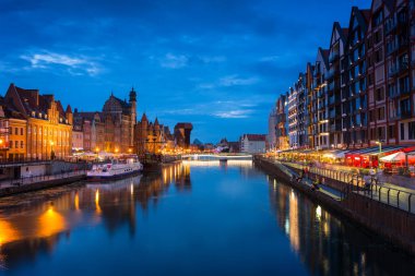 Gdansk, Polonya - 2 Ağustos 2020: Motlawa Nehri üzerinde yeni bir köprü ile Gdansk eski kasabasının muhteşem mimarisi. Polonya