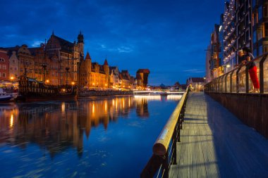 Gdansk, Polonya - 2 Ağustos 2020: Motlawa Nehri üzerinde yeni bir köprü ile Gdansk eski kasabasının muhteşem mimarisi. Polonya