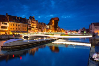 Gdansk, Polonya - 2 Ağustos 2020: Motlawa Nehri üzerinde yeni bir köprü ile Gdansk eski kasabasının muhteşem mimarisi. Polonya