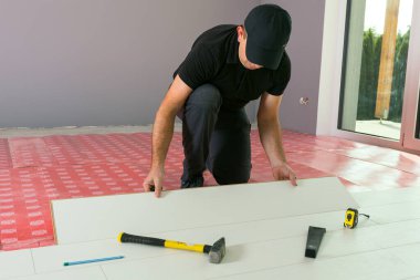 Tamirci yeni kaplamalı ahşap döşeme kuruyor