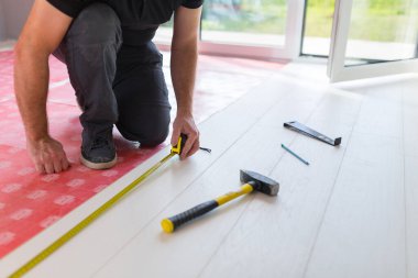 Tamirci yeni kaplamalı ahşap döşeme kuruyor