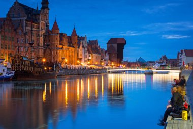 Gdansk 'ın eski kasabasının muhteşem mimarisi. Motlawa Nehri üzerinde yeni bir köprü. Polonya