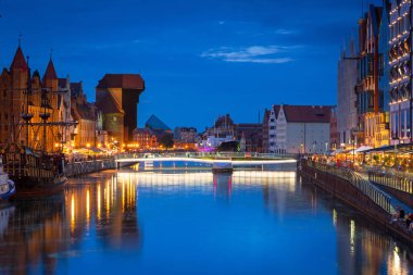 Gdansk 'ın eski kasabasının muhteşem mimarisi. Motlawa Nehri üzerinde yeni bir köprü. Polonya