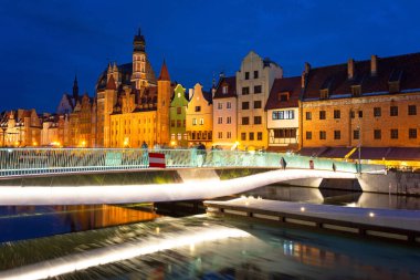 Gdansk 'ın eski kasabasının muhteşem mimarisi. Motlawa Nehri üzerinde yeni bir köprü. Polonya