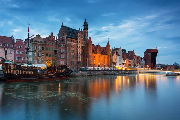 Úžasná Architektura Starého Města Noci Gdaňsku Novou Lávkou Přes Řeku — Stock fotografie