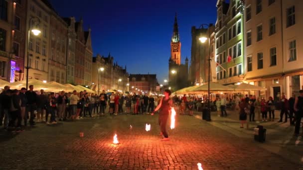 グダニスク ポーランド 2020年7月17日 ポーランドの夕暮れ時のグダニスクのロングマーケットでの火災ダンス — ストック動画