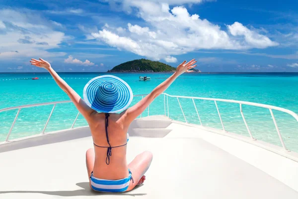 Mooie Vrouw Jacht Cruise Het Tropische Eiland Thailand — Stockfoto