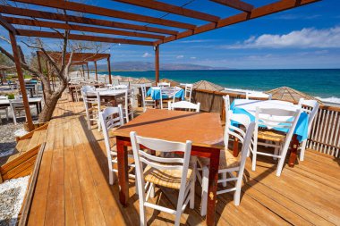 Yunanistan 'ın Girit kentindeki Maleme plajında boş restoran masaları