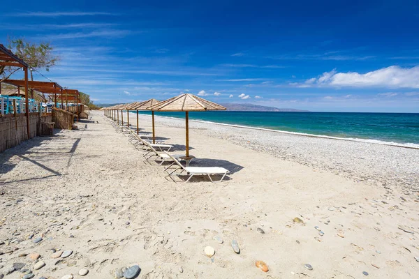 Parasols Aan Het Strand Van Maleme Kreta Griekenland — Stockfoto