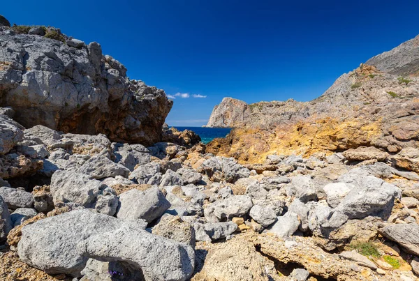 希腊克里特岛上的岩石景观与迷人的海湾 — 图库照片