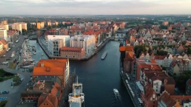 Gdansk, Polonya - 17 Temmuz 2020: Gdansk 'taki eski şehrin günbatımında muhteşem mimarisi ile hava manzarası, Polonya