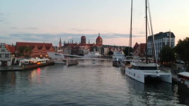 Gdansk, Polonya - 17 Temmuz 2020: Gdansk 'taki eski şehrin günbatımında muhteşem mimarisi ile hava manzarası, Polonya