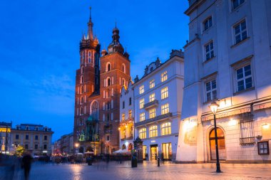 Krakow, Polonya - 12 Kasım 2017: Krakow, Polonya 'da St. Mary Bazilikası mimarisi. Krakow Polonya 'nın ikinci büyük ve en eski şehirlerinden biridir..