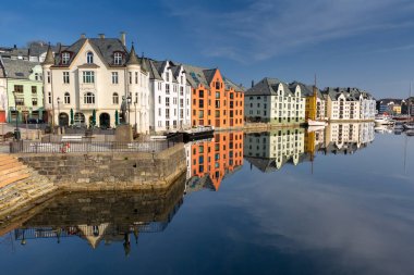 Alesund, Norveç - 14 Nisan 2018: Alesund 'un güzel mimarisi Norveç' in liman suyuna yansıdı