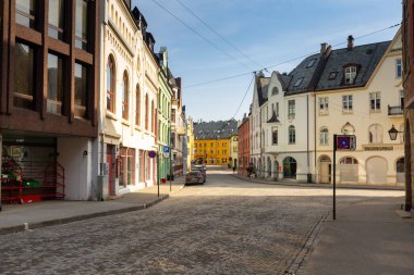 Alesund, Norveç - 14 Nisan 2018: Güneşli bir günde Alesund 'un güzel mimarisi, Norveç