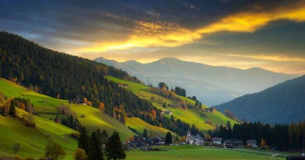 日の出にイタリアのアルプス山脈の牧歌的な風景 — ストック写真