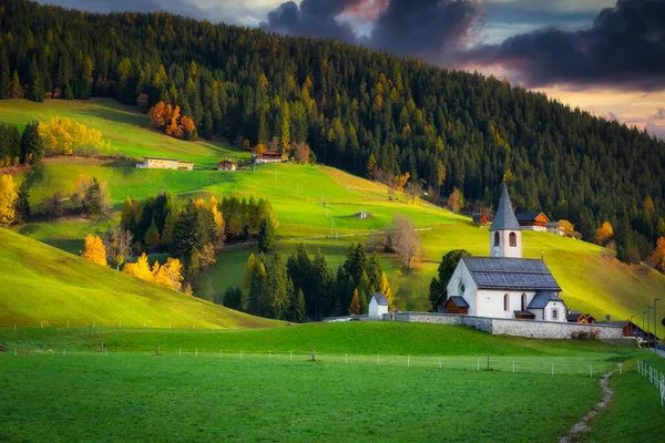 Paisaje Idílico Pequeña Iglesia Los Alpes Montañas Amanecer Italia —  Fotos de Stock
