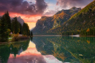Gün doğumunda Lago di Dobbiaca Gölü 'nde yansımalı Dolomitler. İtalya