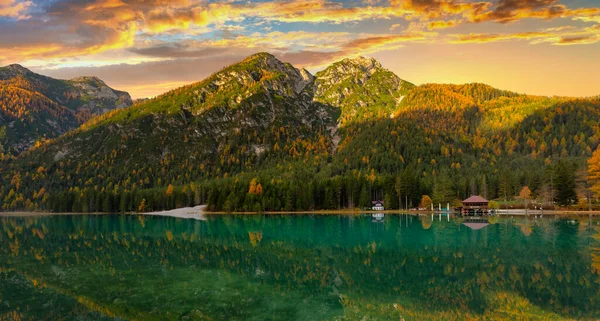 Montañas Dolomitas Con Reflejo Lago Dobbiaca Amanecer Italia —  Fotos de Stock