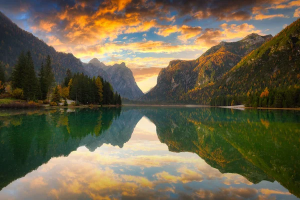 Dolomitas Montanhas Com Reflexão Lago Lago Dobbiaca Nascer Sol Itália — Fotografia de Stock