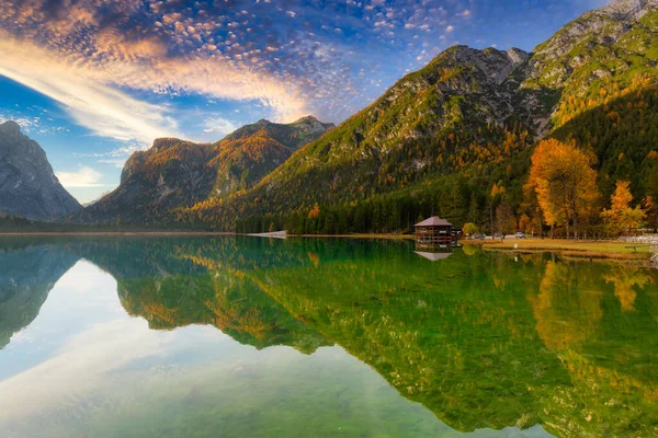 Dolomitas Montanhas Com Reflexão Lago Lago Dobbiaca Nascer Sol Itália — Fotografia de Stock