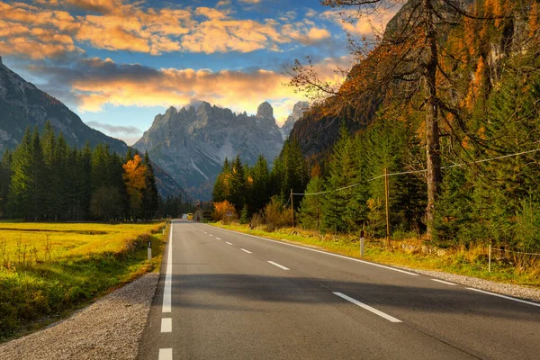 Gün Batımında Dolomitler Içinden Geçen Idyllic Dağ Yolu Talya — Stok fotoğraf