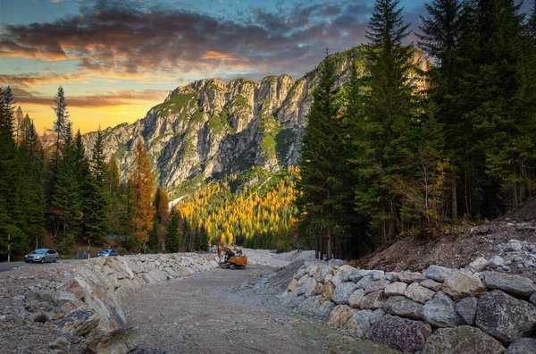 イタリアの日没時にドロミテ山脈を通る素晴らしい道路 — ストック写真