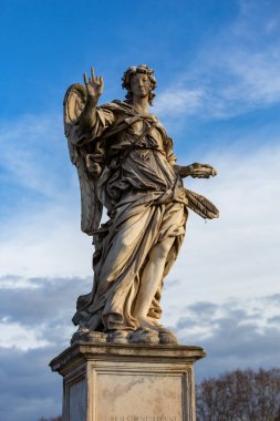 Roma, İtalya 'daki Tiber nehri üzerindeki Saint Angelo Köprüsü' ndeki melek heykeli.
