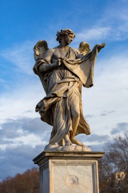 Roma, İtalya 'daki Tiber nehri üzerindeki Saint Angelo Köprüsü' ndeki melek heykeli.