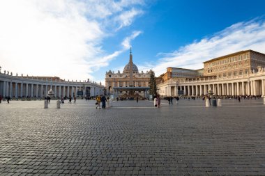 Roma, İtalya - 10 Ocak 2019: Sokaktaki insanlar Vatikan 'daki St. Peter Meydanı ve Bazilika' ya gidiyorlar