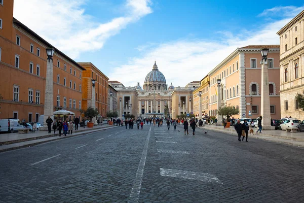 意大利罗马 2019年1月10日 人们在街上去梵蒂冈的圣彼得广场和大教堂 — 图库照片