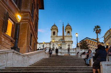 Roma, İtalya - 10 Ocak 2019: Roma, İtalya 'da İspanyol basamaklarında yürüyen turistler