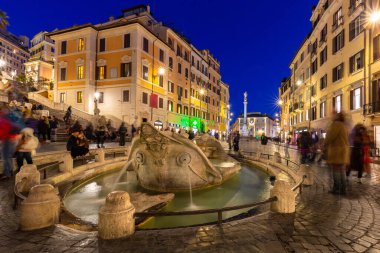 Piazza di Spagna meydanındaki çeşme ve Roma 'daki İspanyol Merdivenleri, alacakaranlıkta, İtalya